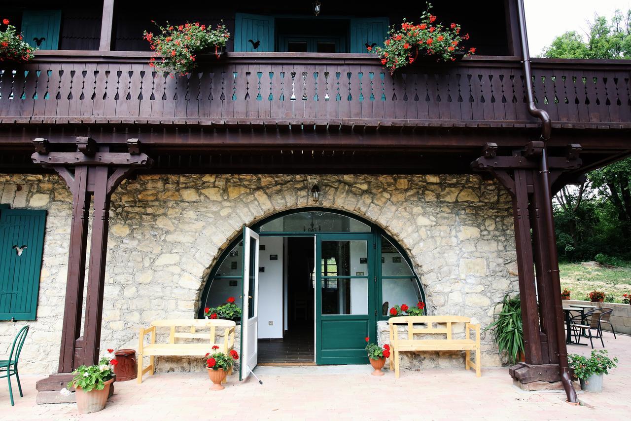 Hubertus Fogadó Csesznek Exterior foto